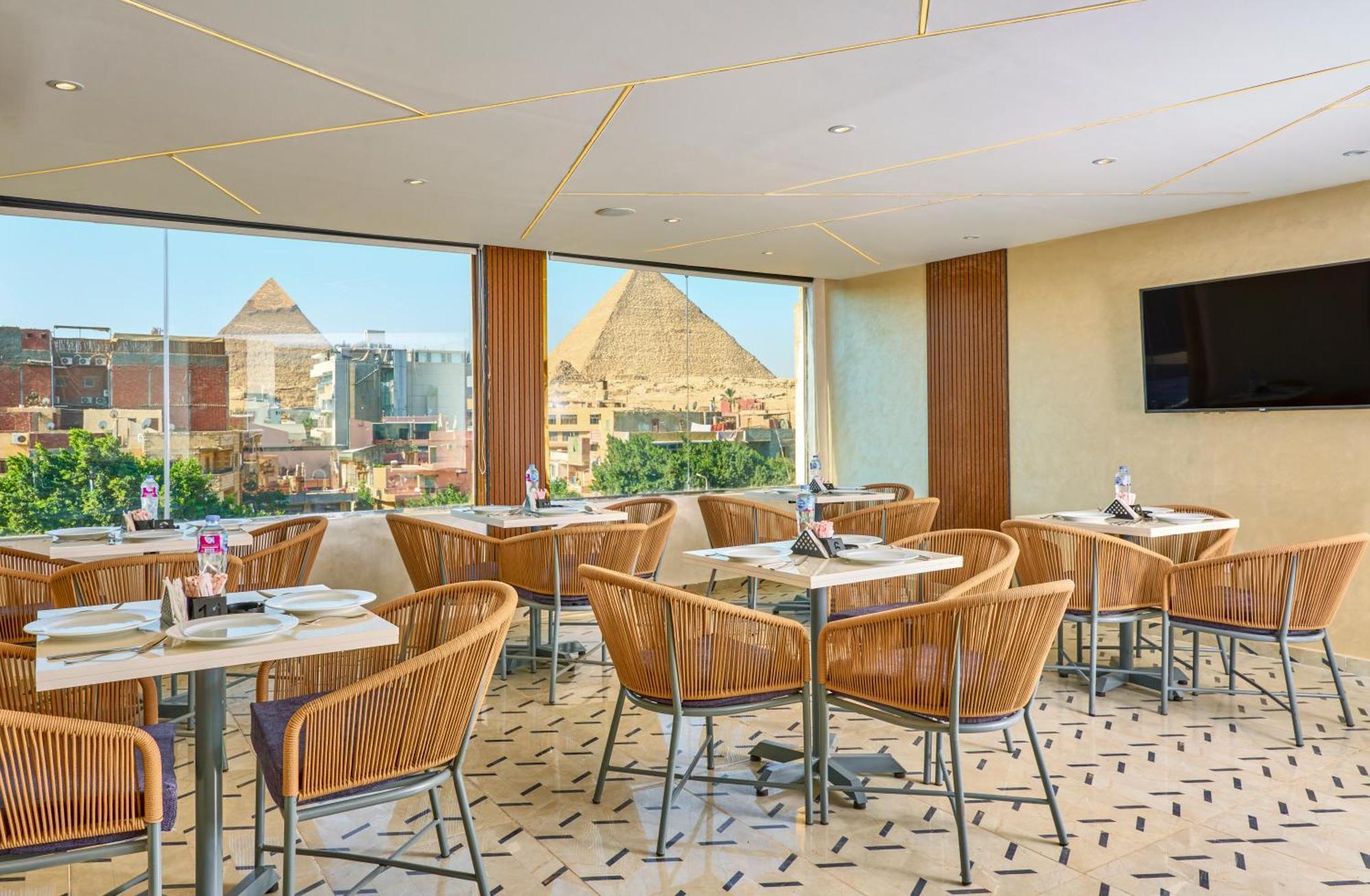 Hotel Cleopatra Tower Pyramids View 3*