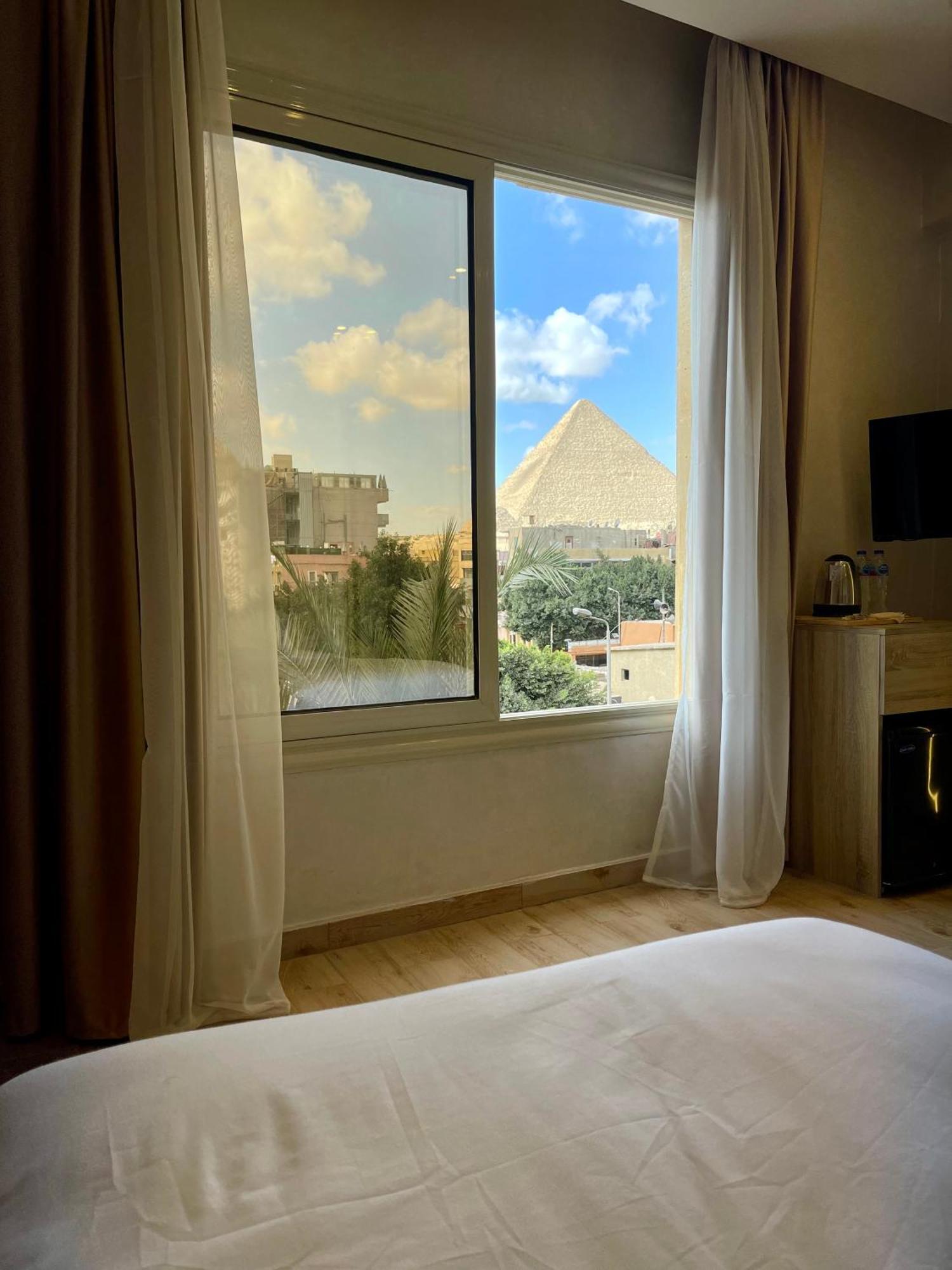 Cleopatra Tower Pyramids View Il Cairo
